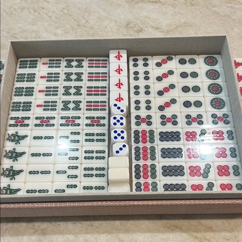 Raffia Chinese Mahjong game Set NWOT- White tiles